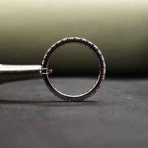 Magnifique bague éternité classique en acier inoxydable avec sertissage clos en moissanite, idéale pour un cadeau d'anniversaire - Product Image 5