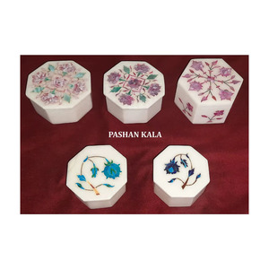 Magnifique boîte à bijoux octogonale en marbre blanc naturel fait main avec incrustations florales, idéale pour ranger des montres dorées et offrir en cadeau. - Product Image 1