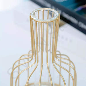 Ensemble de pots de fleurs martelés de qualité supérieure avec un support de support de couleur or au design classique élégant pour un usage quotidien, un restaurant et une maison - Product Image 4