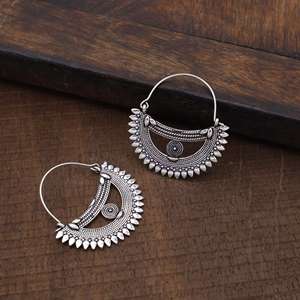 Pendientes de Aro Boho de Media Luna con Diseño Único, Pendientes de Latón Boho para Mujer con Acabado Plateado Oxidado, Aros Tribales en Forma de Media Luna, Venta al por Mayor/OEM - Product Image 6