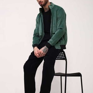 Chaqueta bomber de estilo urbano para hombre, diseñada para uso en la ciudad, que ofrece aislamiento, acabado suave y comodidad flexible durante todo el día. - Product Image 4