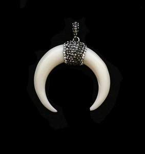 Pendentif plat en forme de cornes de tusk blanches, style vintage, avec breloques en pierres précieuses électro-plaquées, taille personnalisable, en provenance d'Inde - Product Image 2