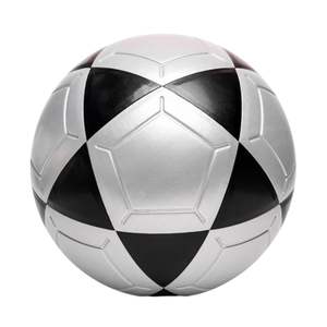 럭셔리 실버 블랙 메탈릭 축구 공 PVC 기계 스티치 양각 패널 일치 학년 훈련 크기 5 OEM 팀 로고 공장 - Product Image 1