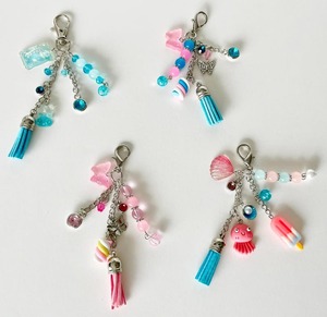 Breloques et porte-clés perlés faits à la main avec pompons et messages joyeux – Accessoire esthétique pour sac, cadeau pour femme - Product Image 3