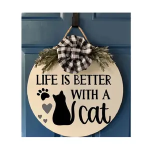 חיים הוא טוב יותר עם חתול מול דלת תליית שלט קדמי מרפסת דקור עם ירק תג מתנה לחג