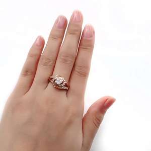 Anillo de diamante de moissanita de corte princesa de alta calidad, joyería elegante de vástago trenzado de oro rosa a la moda para mujer disponible para la venta - Product Image 3