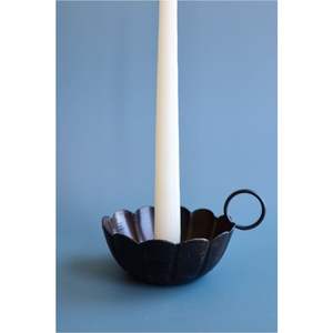 Bougeoir en fer rétro à bord festonné en gros |   Base conique élégante en métal noir avec poignée |   Chambre à coucher traditionnelle pour hôtel - Product Image 1