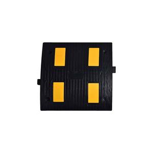 อุปกรณ์หยุดรถแบบติดตั้งถาวร Ileritraffic ILT5550 4-Band ทำจากยางธรรมชาติสะท้อนแสง + คาร์บอนแบล็ค ขนาด 50 x 50 x 4 ซม. ความเร็ว 25-45 ไมล์ต่อชั่วโมง สำหรับพื้นผิวแอสฟัลต์ - Product Image 1