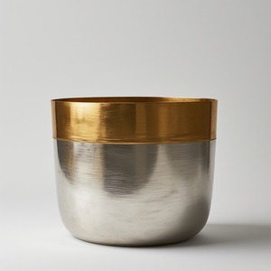 Maceta con acabado martillado y liso en doble sombra metálica para decoración de hogar y oficina de diseñador - Product Image 1