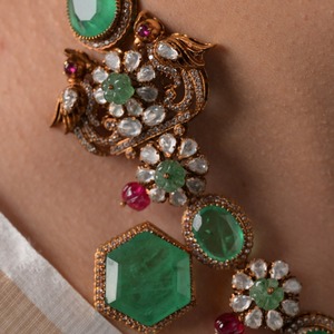 Collier tendance Gajaah en argent sterling 925, style Jardin Moghol, avec émeraude royale, rubis et diamants Polki, pour mariée. - Product Image 3