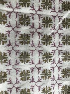 Tela de Algodón Estampada a Mano con Motivos Florales Verde Oliva y Enrejado Geométrico Color Vino - Product Image 2