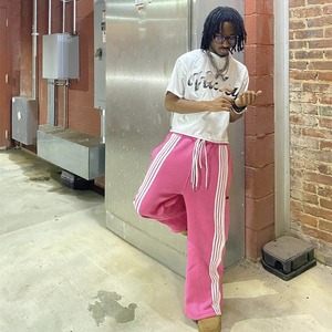 Pantalon de survêtement rose pour homme à jambe large avec bandes latérales blanches, taille élastique et cordon de serrage, style streetwear décontracté - Product Image 4