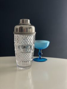 Coctelera estética con cuerpo de cristal mínimo y aspecto vintage hecha para Estantes abiertos y mostradores de bar - Product Image 4