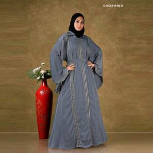 Abaya Clásica Modesta Hasta el Suelo con Paneles Decorativos Lineales |   Tela Nida Suave, Cuello en V, Mangas Largas y Diseño Vintage - Product Image 4