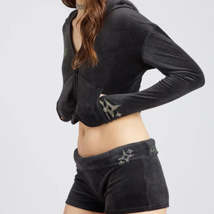 Conjunto de dos piezas de pantalones cortos con capucha y logotipo personalizado para mujer, conjunto de dos piezas con diamantes de imitación lavados con ácido, conjunto de pantalones cortos con capucha de motorista para mujer - Product Image 2