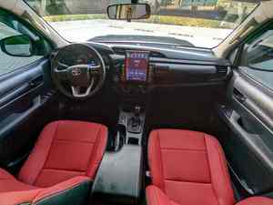 TOYOTA HILUX Usada con Bajo Kilometraje, Doble Cabina, Motor Diésel, Automática - Product Image 2