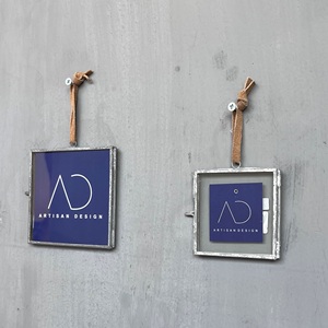 Juego de 2 marcos de fotos decorativos colgantes de metal, hierro y vidrio con acabado gris - Product Image 1
