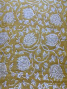 ผ้าฝ้ายพิมพ์ลายดอกไม้สีเหลืองมัสตาร์ดและสีขาว ลายเถาวัลย์ พิมพ์ด้วยมือ งานฝีมือดั้งเดิม - Product Image 3