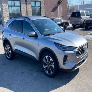 Ford Escape Platinum 2023 en parfait état - Product Image 2