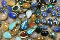 Perles colorées en pierres précieuses avec laiton pour la fabrication de bagues, composants de bijoux en pierres naturelles pour créer des designs uniques.