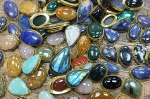 Cuentas de piedras preciosas coloridas con latón para la fabricación de anillos, piezas de joyería de piedra natural para crear diseños únicos. - Product Image 3