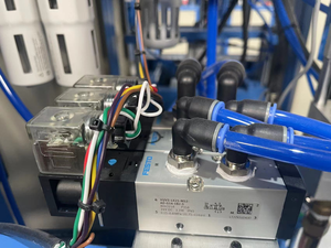 เครื่องเป่าขวด2000bph กึ่งอัตโนมัติ4ช่องพร้อมระบบโหลดอัตโนมัติแบบ Preform - Product Image 3