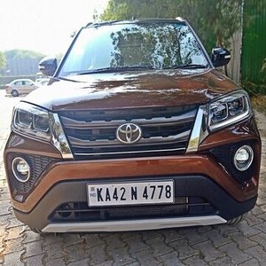 SUV Urban Cruiser d'occasion, intérieur cuir noir, phares LED, moteur turbo, transmission automatique, pneus R20, conduite à gauche - Product Image 6