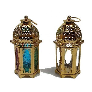 Lanterne décorative Vintage en métal avec verre coloré, bougeoirs métalliques de couleur dorée pour suspendre et décoration au sol - Product Image 1