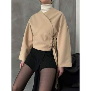 Chaqueta Corta al por Mayor para Mujer con Lazo, Diseño Elegante para Mujeres con Sentido de la Moda - Product Image 3