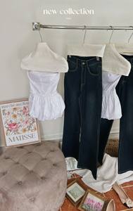 Conjunto Casual para Mujer: Top Corto Blanco Transpirable con Cuello Redondo y Pantalones Vaqueros Acampanados - Product Image 5