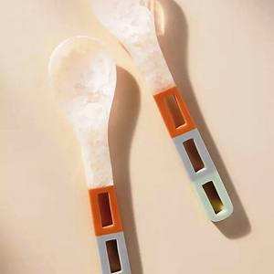 Juego de 2 Utensilios para Servir Ensaladas de Madera Marrón Hechos a Mano, de Madera Natural, 2 Espátulas, Sostenibles, Aptos para Congelador - Product Image 3