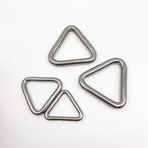 Rond de serviette en triangle argenté Accessoire de décoration de table élégant pour la maison, le mariage et la fête Design géométrique et moderne élégant - Product Image 4