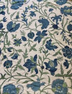 Tela de Algodón Estampada a Mano con Diseño Floral de Vid Azul y Verde sobre Base Natural - Product Image 2