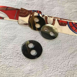 Anneau pour écharpe en corne de buffle avec polissage lisse, ajoutant une élégance douce et une tenue sécurisée à toute écharpe, de haute qualité - Product Image 1