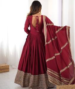 ชุดเดรสอานาร์กาลีสีแดงเข้มปักลายอย่างหรูหรา พร้อมผ้าคลุมไหล่ดีไซน์เนอร์ สำหรับงานแต่งงาน งานเลี้ยง และงานเฉลิมฉลองแบบอินเดีย - Product Image 1