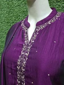 Elegante Conjunto de Kurti Recto Corto hasta la Rodilla con Palazzo Circular y Dupatta de Seda de Cristal Premium con Bordado Étnico Puro Khatali para Mujer, Color Vino - Product Image 2