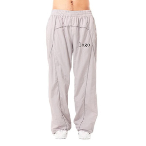 Conjunto de pantalones cortavientos con logotipo personalizado, chaqueta de exterior de último estilo con características transpirables, chándales impermeables - Product Image 4