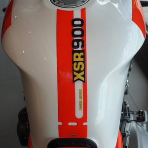Adesivo Personalizzato 3D per Serbatoio Moto Yamaha XSR 900 2022-25 in Design Leggendario Rosso - Product Image 1
