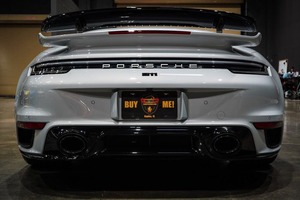 รถใหม่มาถึงปี 2025 สีขาวสะอาดตาสำหรับ 911 Turbo S Convertible A W D ล้อแม็กซ์ เบาะหนัง เกียร์อัตโนมัติ หลังคาซันรูฟแบบพาโนรามา - Product Image 4