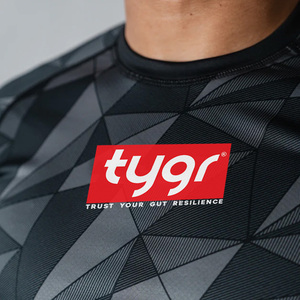 Protector de erupción para hombres impulsado por el rendimiento con hombros sin costuras Paneles de malla transpirable y estiramiento que absorbe la humedad - Product Image 4