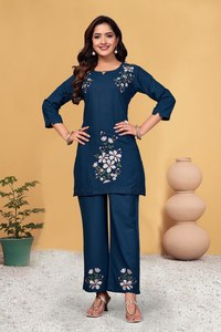 Ensemble coordonné ethnique indien Rama Green de qualité supérieure avec un travail de broderie exquis et un pantalon droit confortable - Product Image 2