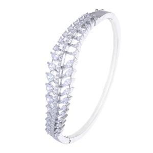 Elegante diseño ondulado Plata de Ley 925, brazalete de diamantes cultivados en laboratorio, piedra principal de circón para fiestas y bodas - Product Image 4