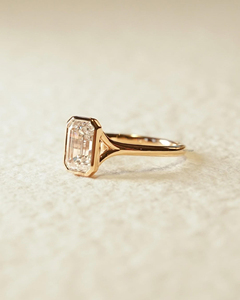 Bague de fiançailles vintage en moissanite taille émeraude avec sertissage de lunette en or massif minimaliste Solitaire Art déco pour femme - Product Image 2