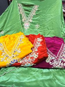 Costumes de fête indiens brodés à la main non cousus de créateur moderne pour femmes pour les fêtes de style traditionnel - Product Image 3