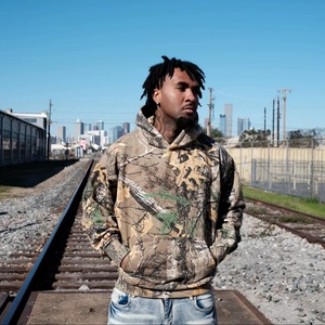 เสื้อฮู้ดดี้ผู้ชายทรงบ็อกซี่ผ้าเฟรนช์เทอร์รี่หนานุ่ม พิมพ์ลายพรางทั้งตัวด้วยเทคนิค DTG พร้อมงานปักลายฉลุและประดับด้วยคริสตัล - Product Image 3