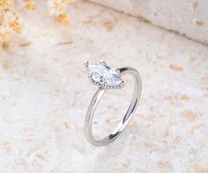 Bague de fiançailles en argent sterling 925 plaqué rhodium sans nickel, sertie de moissanite de couleur D, taille marquise, VVS, pour femme - Product Image 1