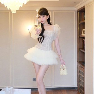 Robe en tulle pour femme avec dentelle brodée de haute qualité pour les occasions spéciales - Product Image 4