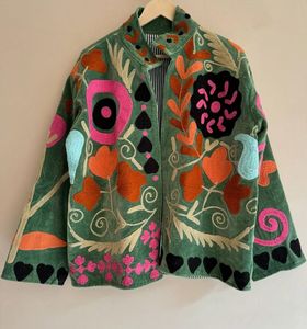 Chaqueta de Terciopelo Estilo Bohemio Hecha a Mano, Chaqueta de Invierno con Bordado Floral en Azul y Rosa - Product Image 1