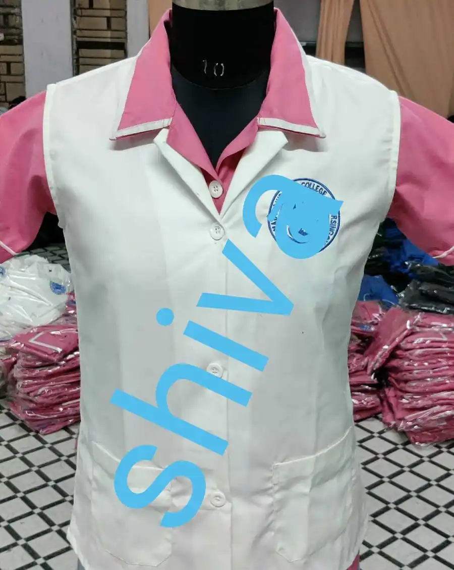 Tıbbi klinik hemşireler için beyaz kolsuz hemşirelik önlük üniforma seti dokuma pamuk Polyester Logo baskı mevcut hastaneler