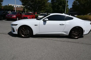 Auto Deportivo Coupé GT Premium 2024 de Alto Rendimiento, Turbo, 2 Puertas, Motor V-8 de 5L, Automático, Tracción Trasera, Techo Panorámico para Mayor Lujo - Product Image 5